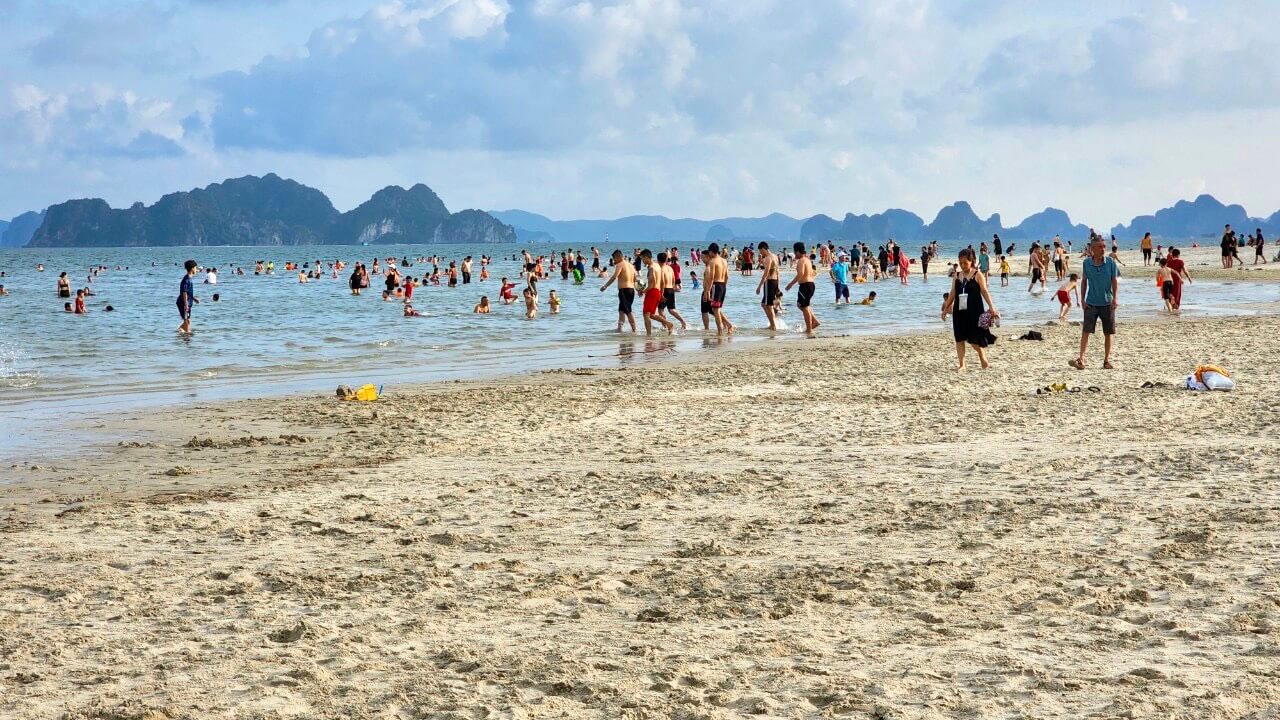Bãi tắm khu đô thị Phương Đông Vân Đồn