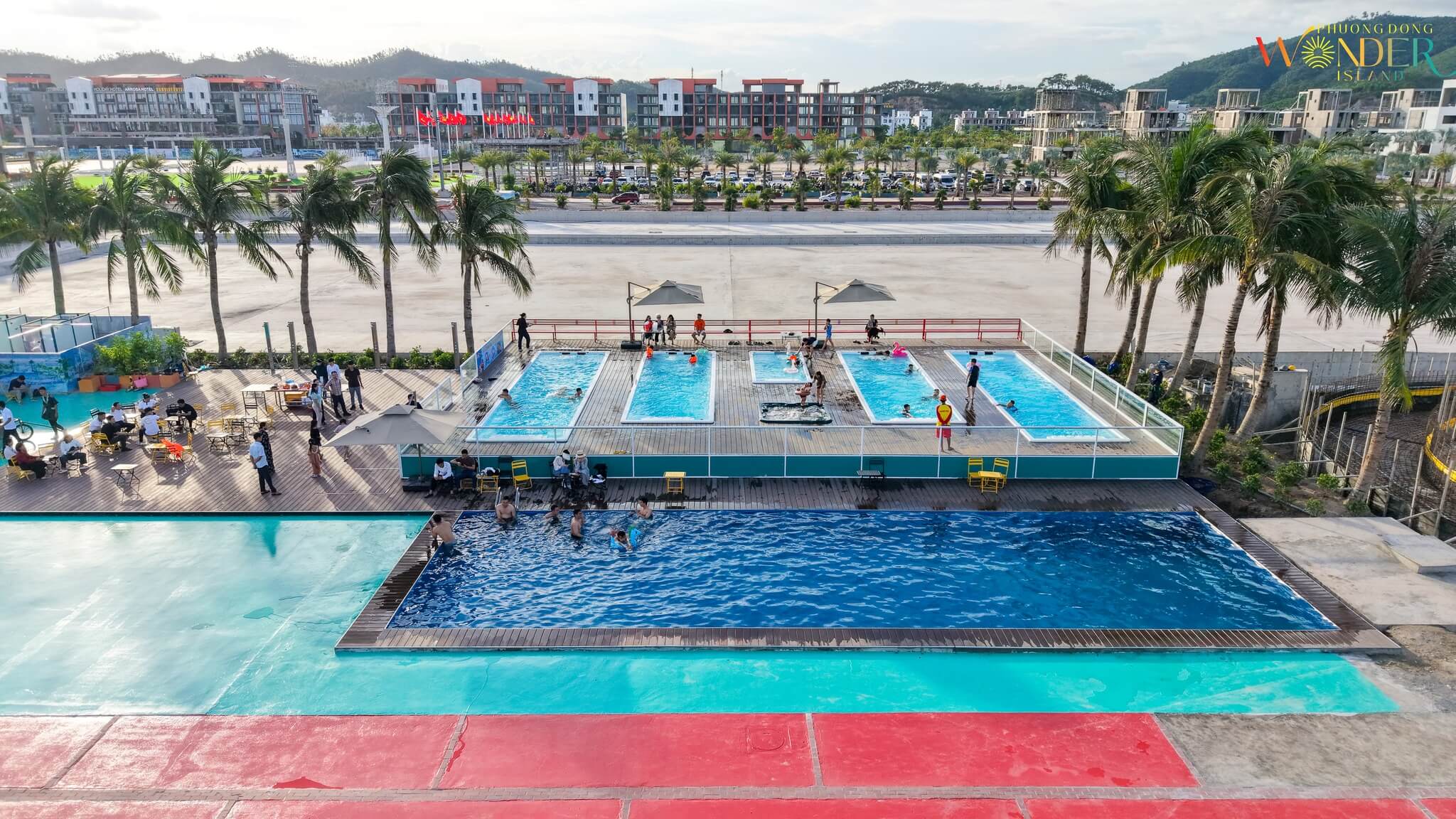Bẻ bơi Phương Đông Island