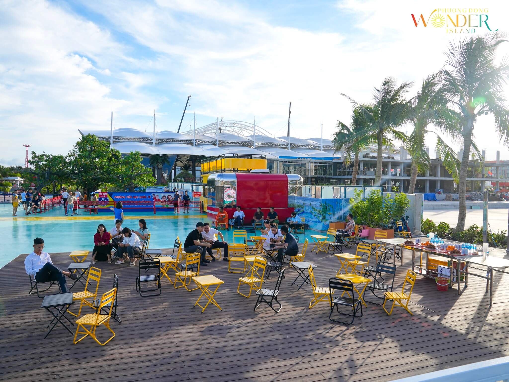 Bẻ bơi Phương Đông Island