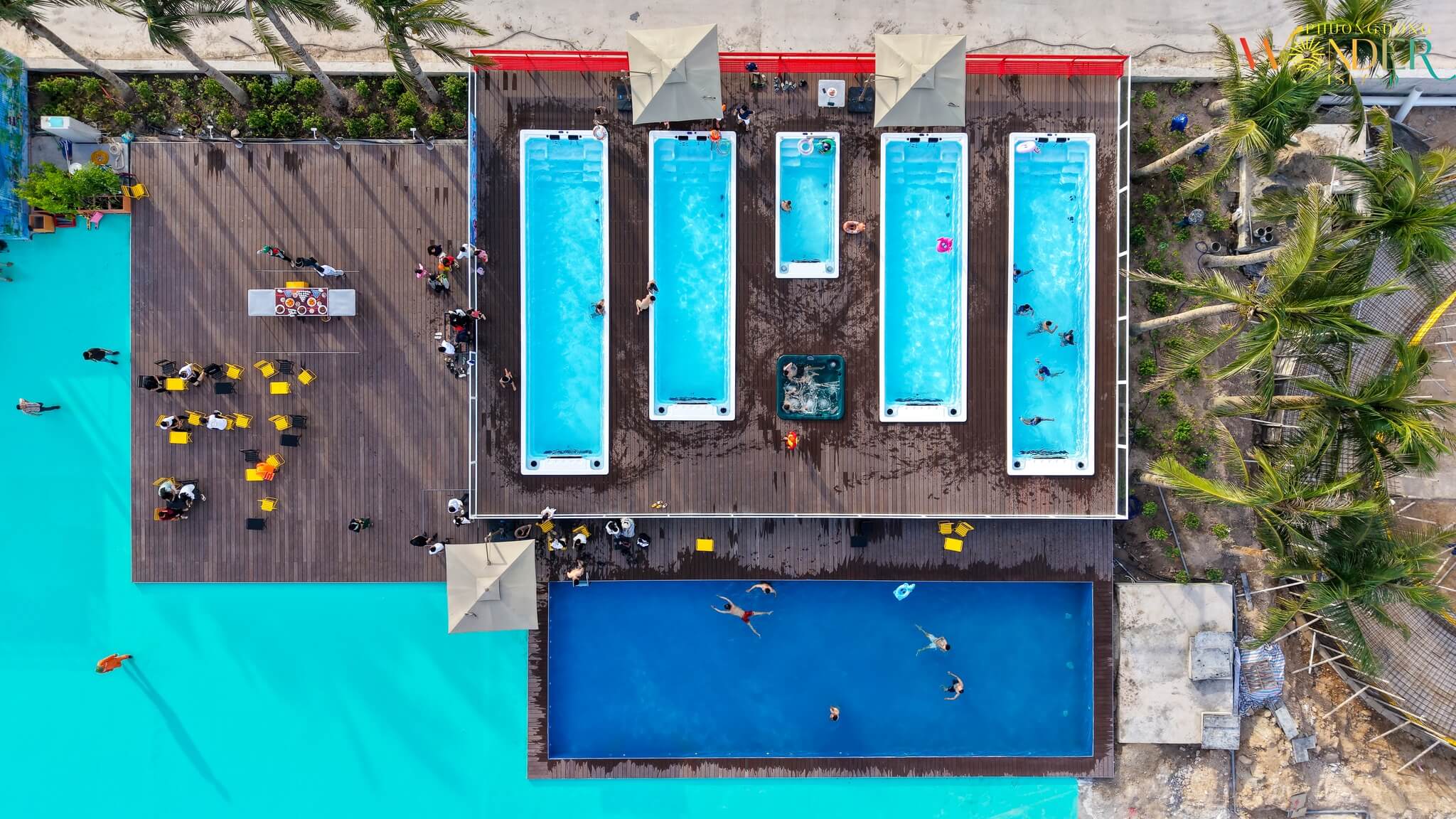 Bẻ bơi Phương Đông Island