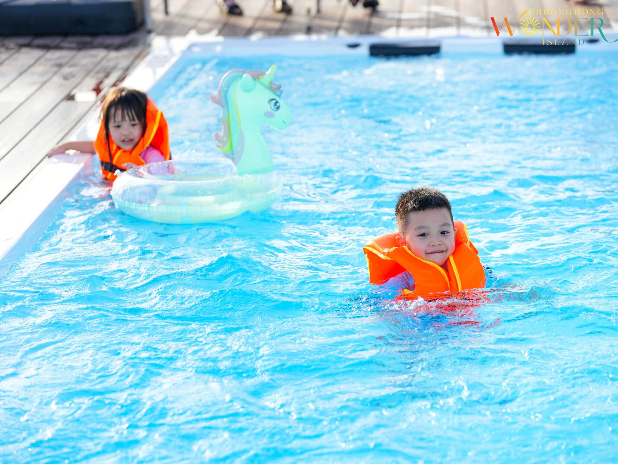 Bẻ bơi Phương Đông Island