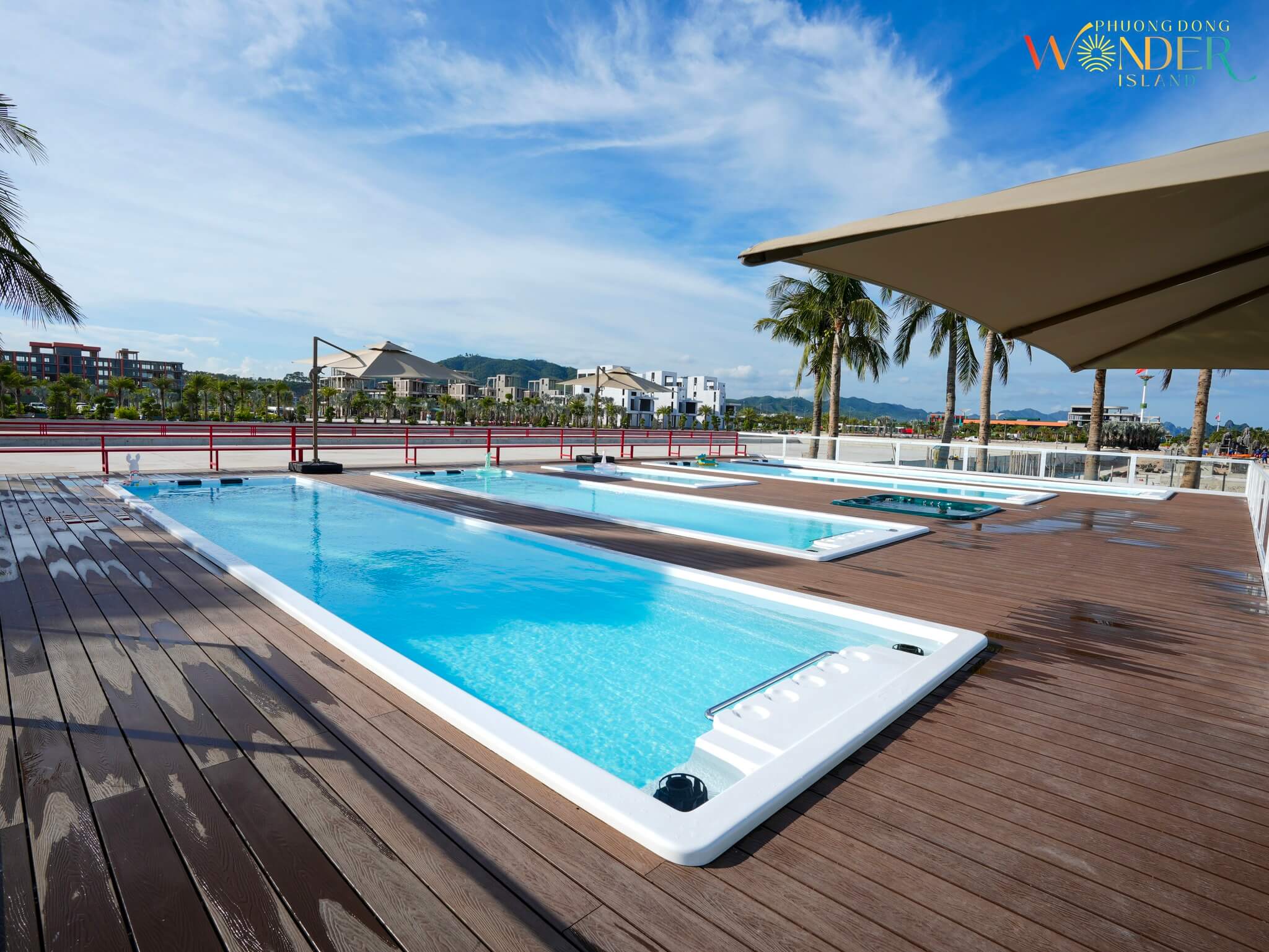 Bẻ bơi Phương Đông Island