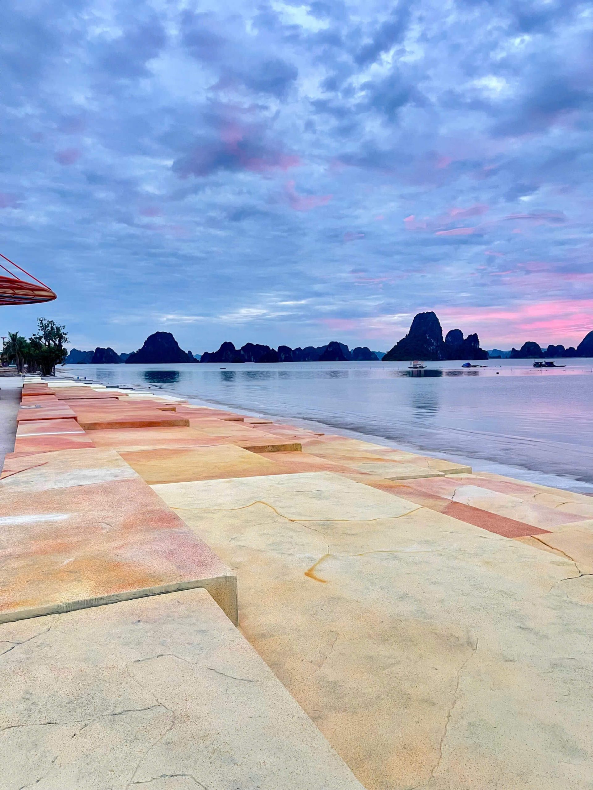 Bãi tắm mới Phương Đông Vân Đồn