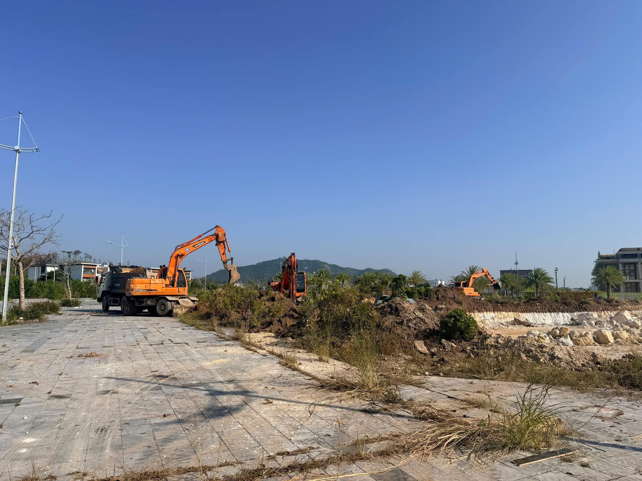 Chủ đầu tư Phương Đông Vân Đồn san lấp mặt bằng chuẩn bị cho việc mở bán tổ hợp căn hộ Biển