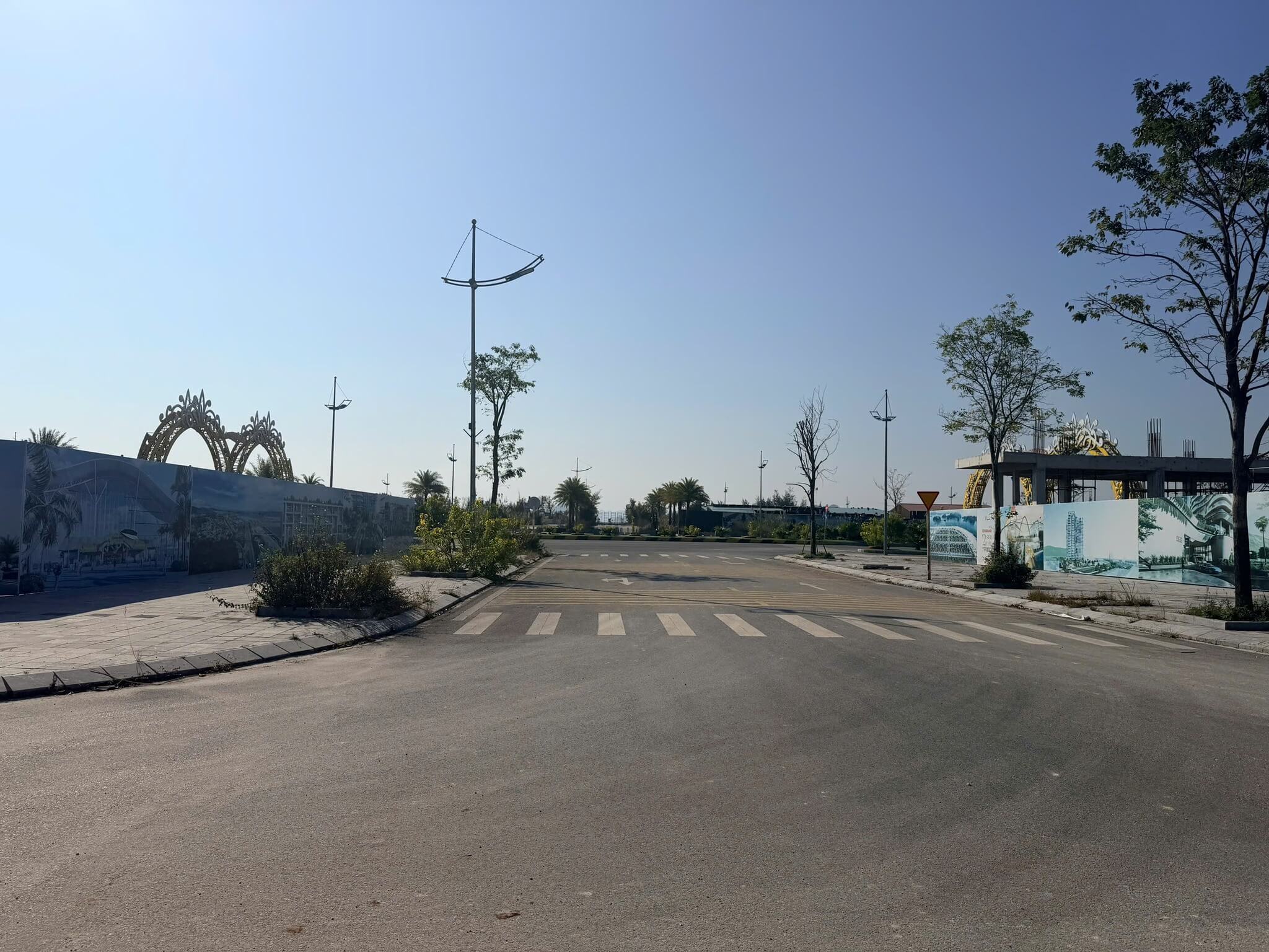 Phương Đông Vân Đồn san lấp mặt bằng