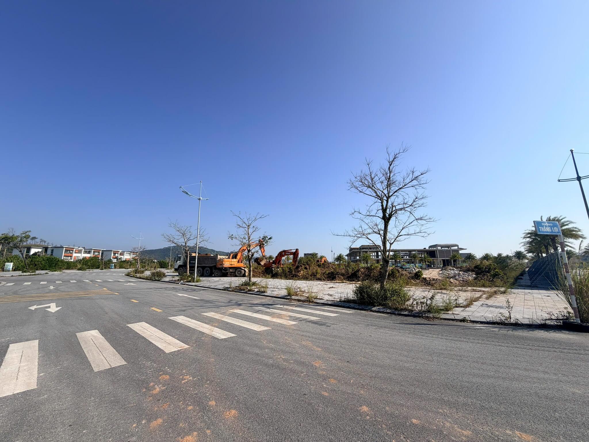 Phương Đông Vân Đồn san lấp mặt bằng