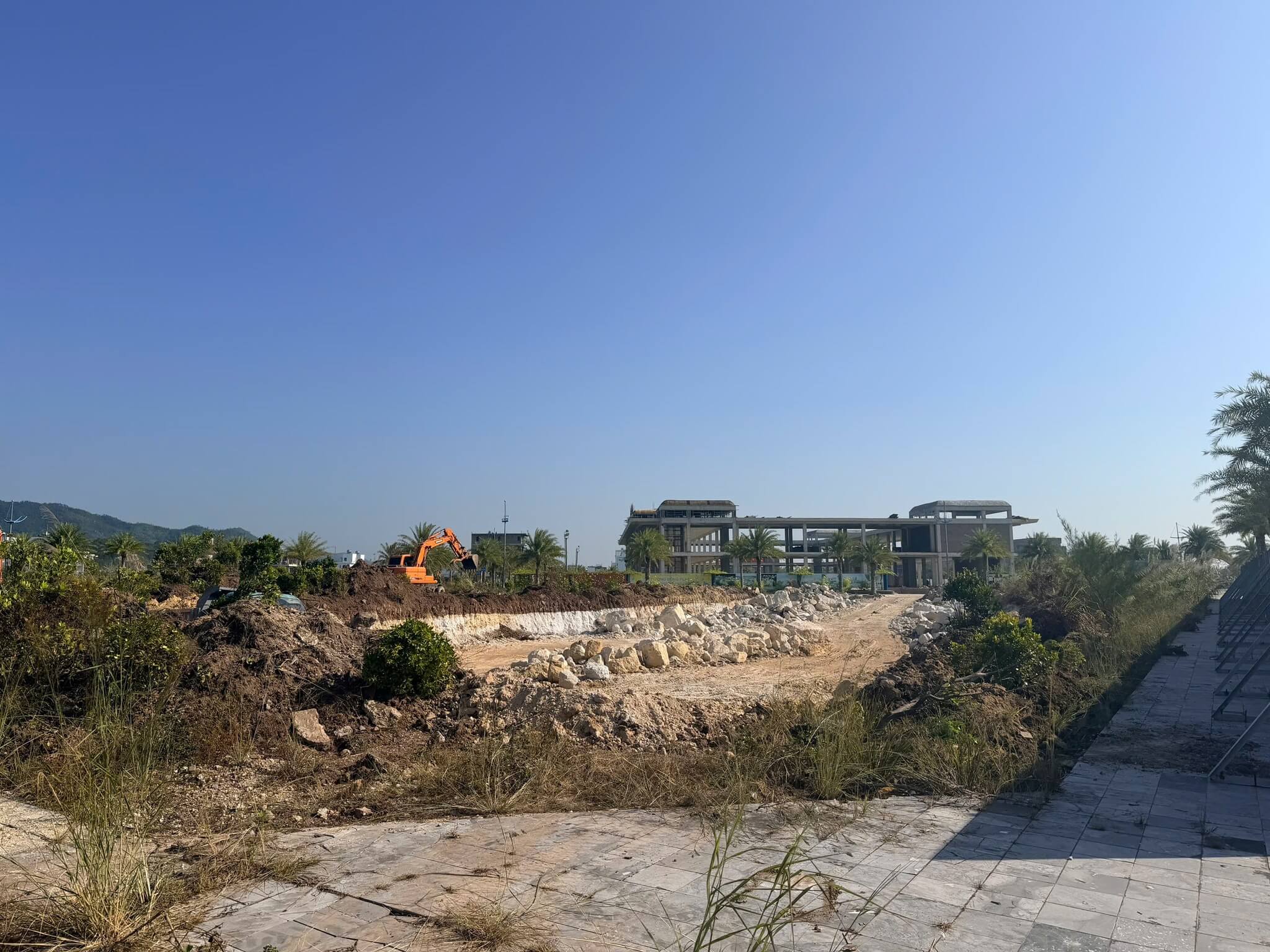 Phương Đông Vân Đồn san lấp mặt bằng