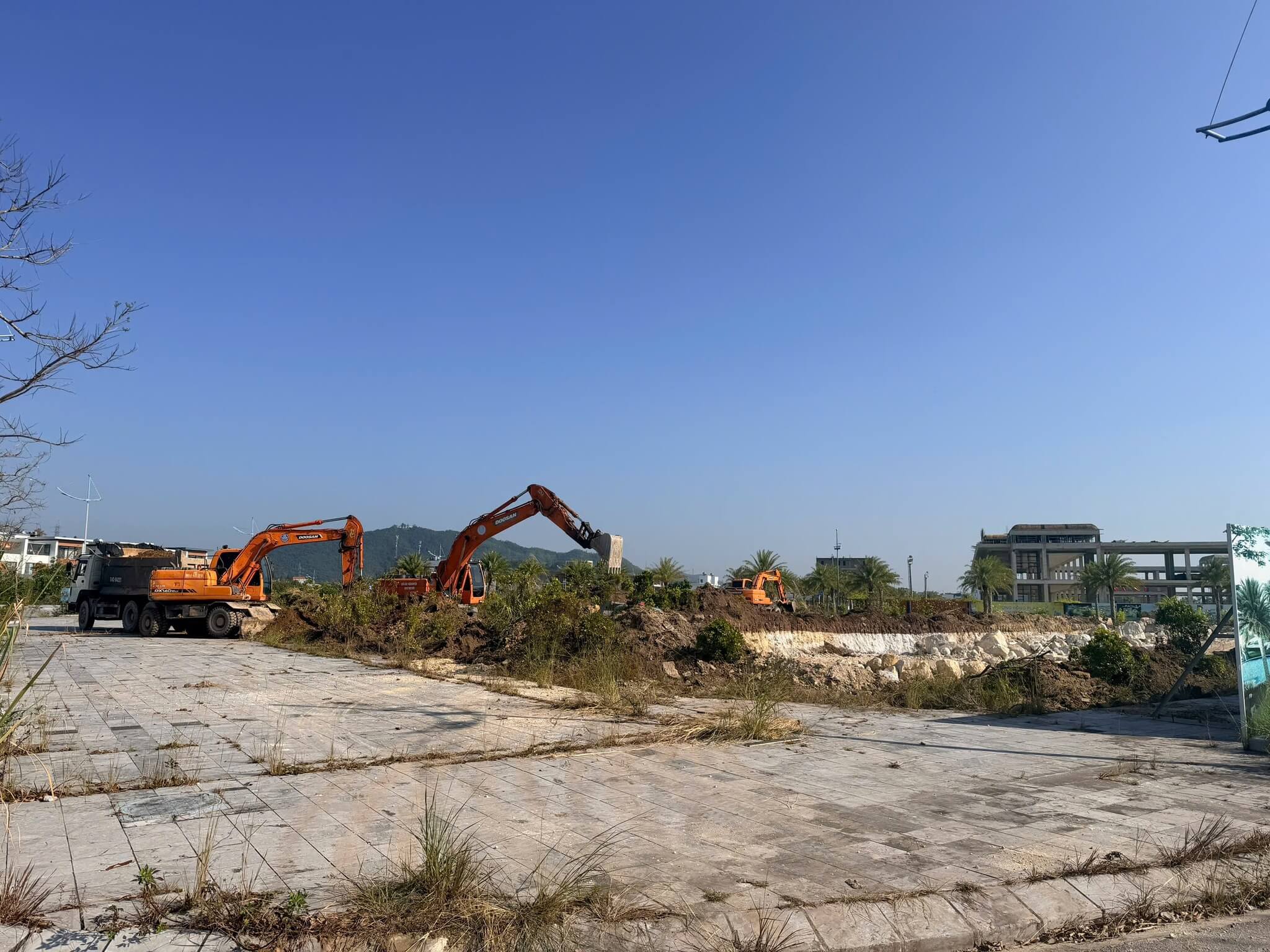 Phương Đông Vân Đồn san lấp mặt bằng mở bán tổ hợp căn hộ biển