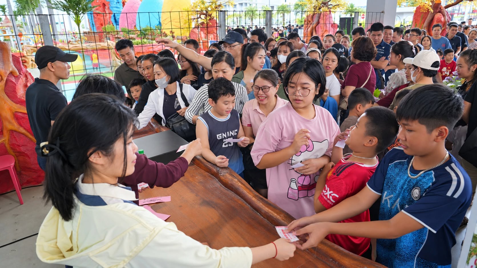 Du khách tại Phương Đông Vân Đồn