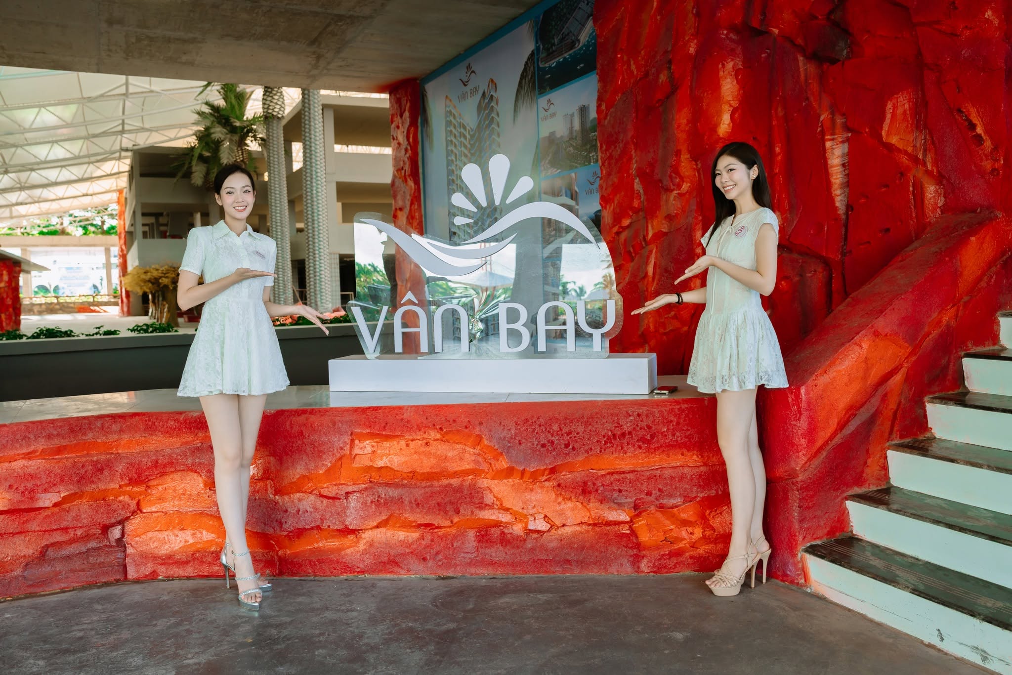 Thí sinh thi hoa hậu Việt Nam tại nhà mẫu dự an Vân Bay