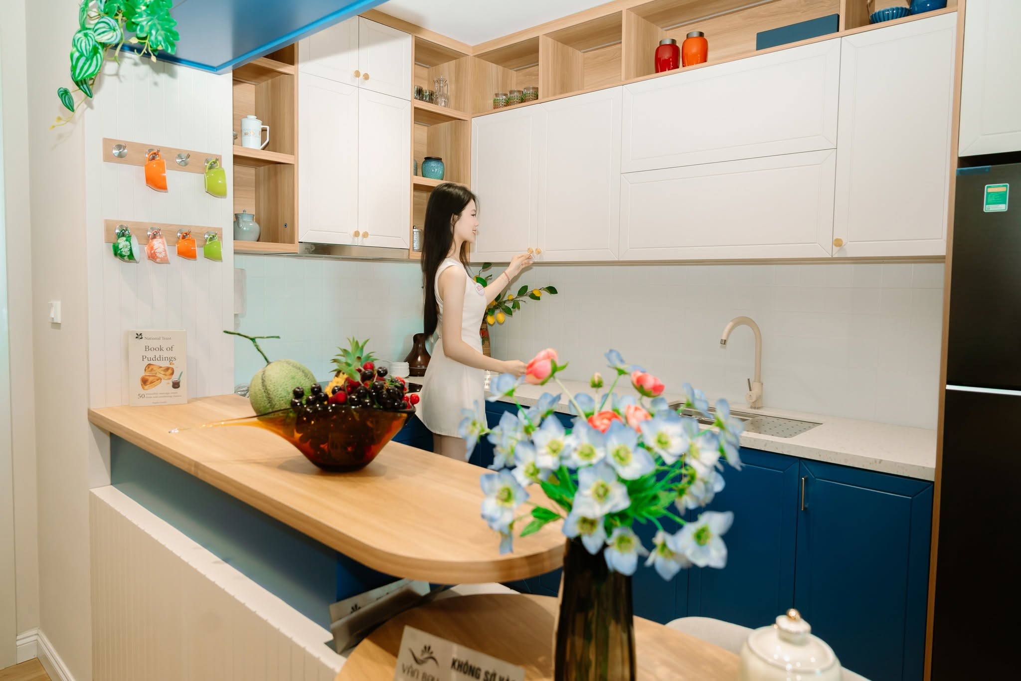 Thí sinh thi hoa hậu Việt Nam tại nhà mẫu dự an Vân Bay