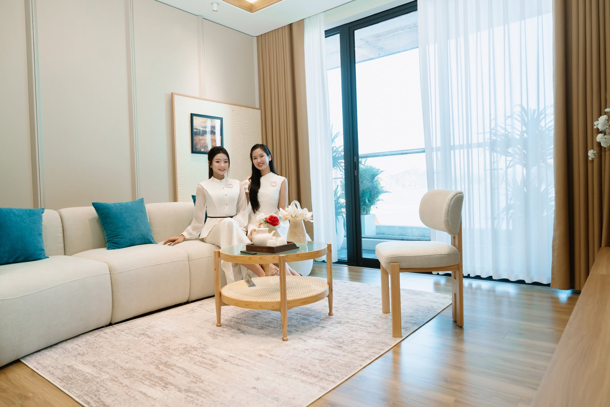 Thí sinh thi hoa hậu Việt Nam tại nhà mẫu dự an Vân Bay