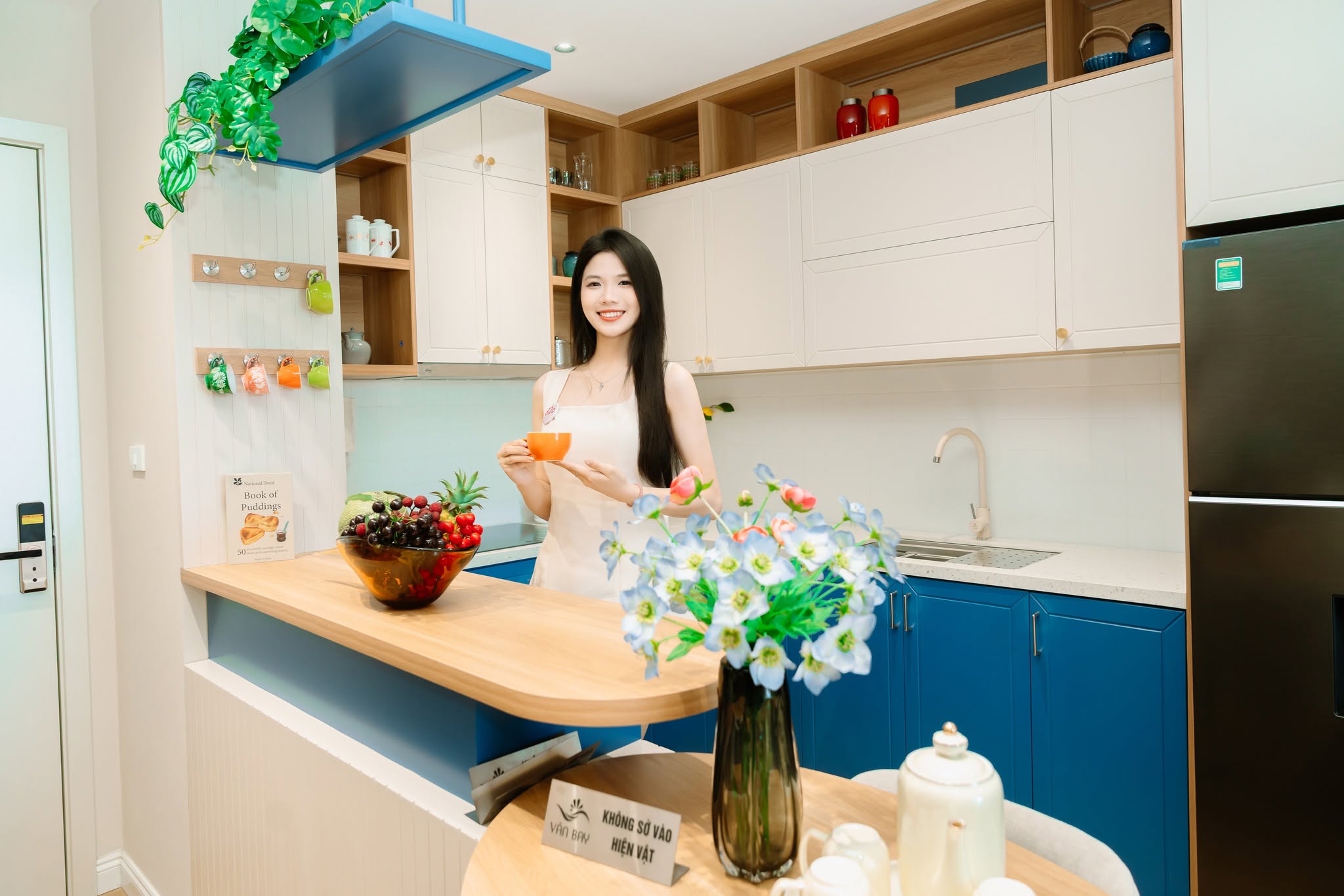 Thí sinh thi hoa hậu Việt Nam tại nhà mẫu dự an Vân Bay